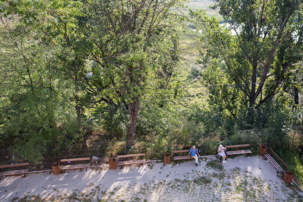 Doi bătrâni se odihnesc în curtea interioară a centrului social  pentru persoane vârstnice "Sfântul Andrei" din Malu Mare, 29 august 2015.