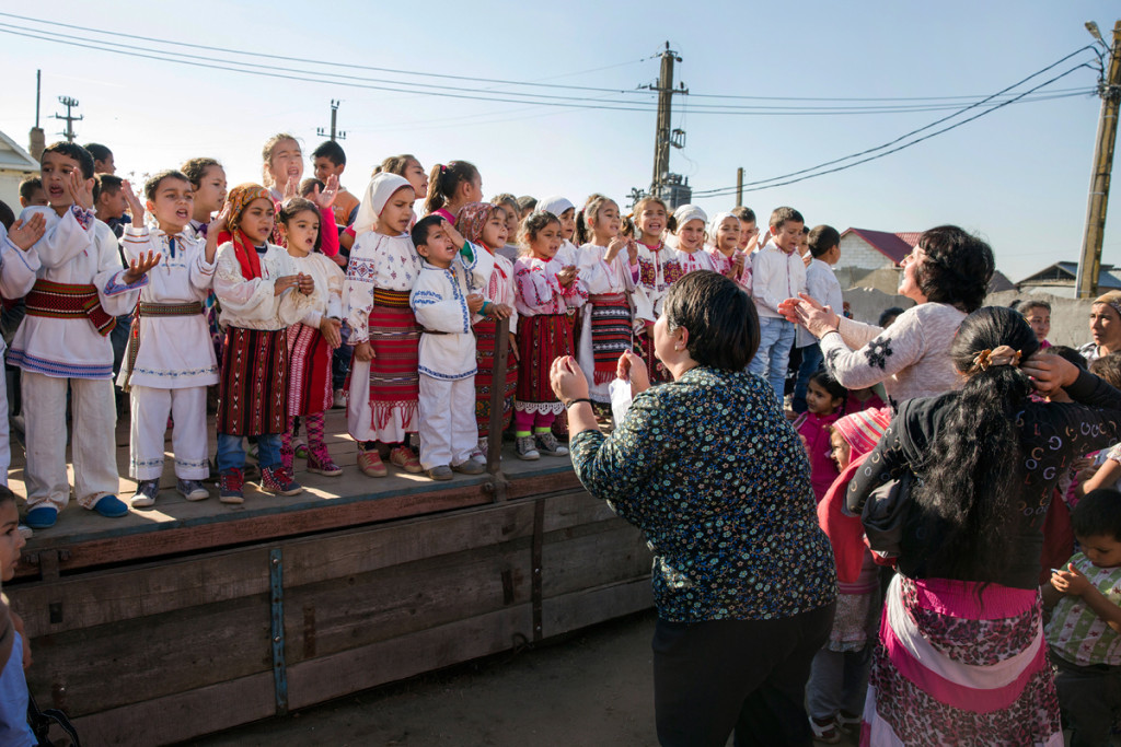 Cristina si Luminita, doua din cele patru educatoare care fac naveta de la Dabuleni la Ocolna, recita alaturi de copiii aflati pe o scena improvizata in curtea gradinitei, 13 noiembrie 2015. Cu ajutorul fundatiei Pact si fundatiei Vodafone, cu sprijinul primariei si a directoarei Liceului din Amarasti, grupul de initiativa a reusit sa doteze gradinita cu o centrala termica.